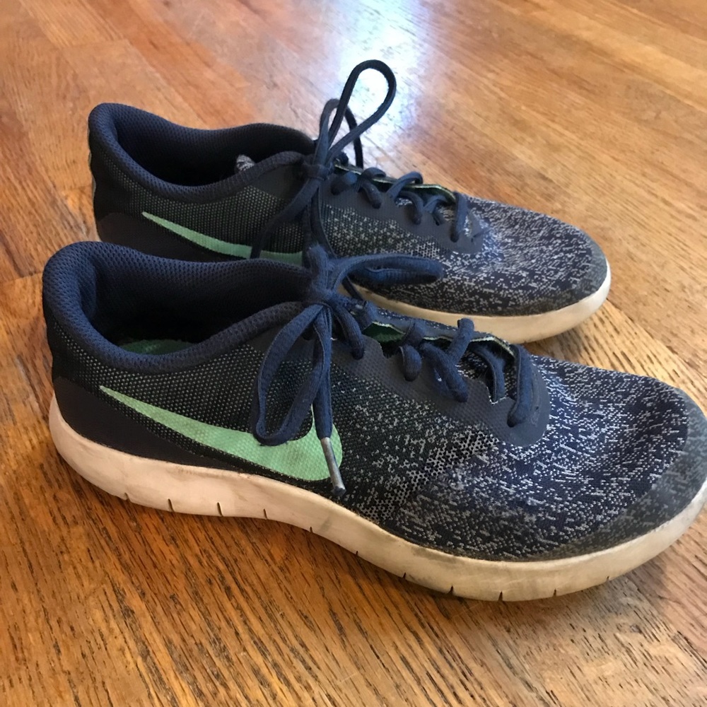 Girls Youth size 6 Nike Tennis Shoes